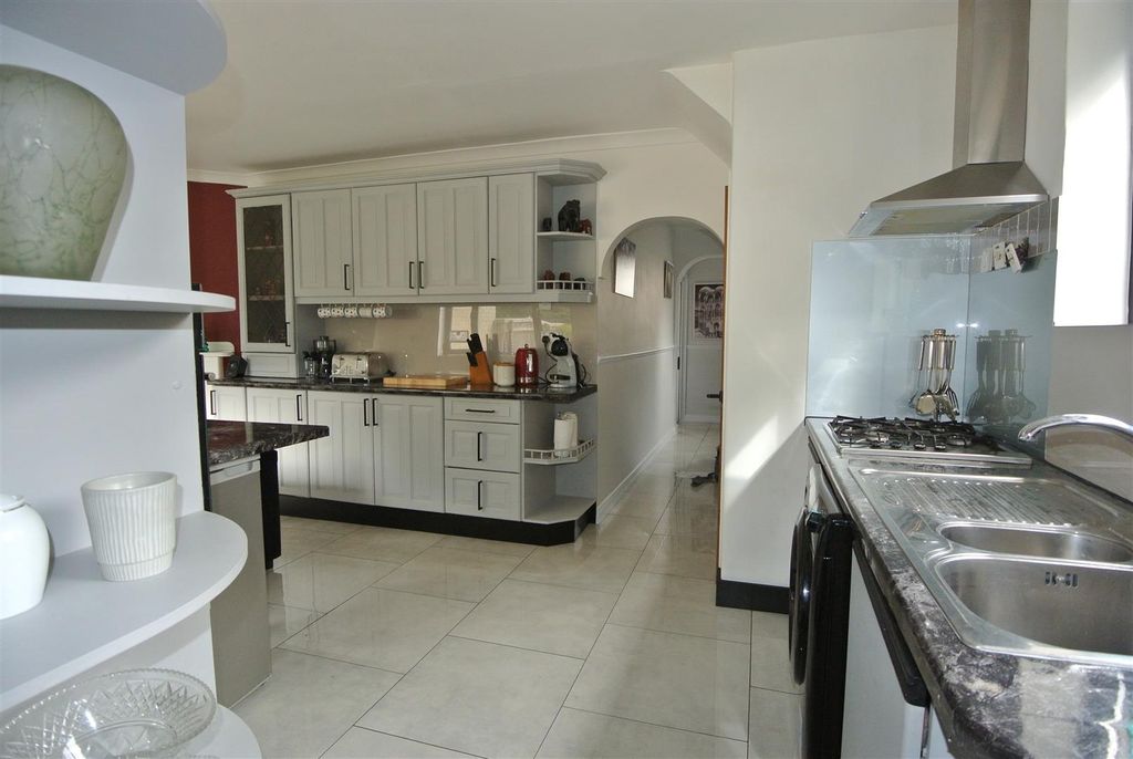 Property photo 2 of 20 Kitchen.Jpg