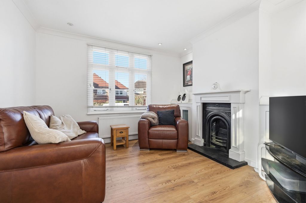 Property photo 2 of 15 Lounge