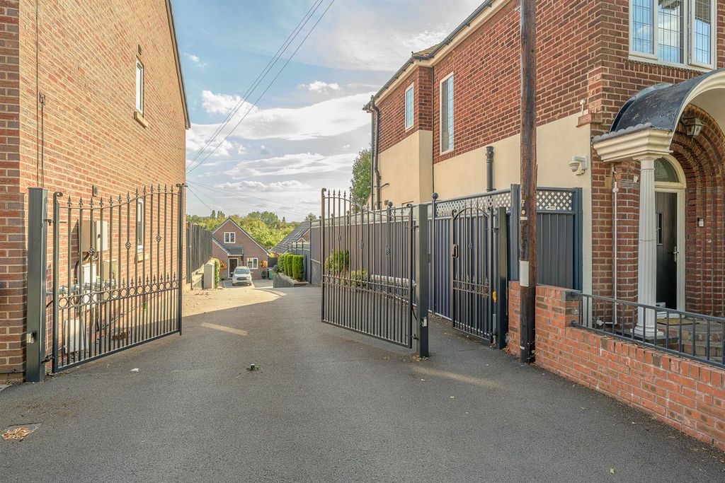 Property photo 2 of 34
