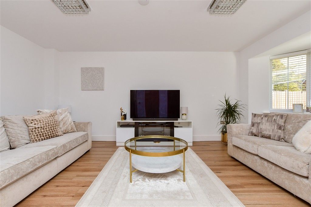 Property photo 1 of 18 Lounge