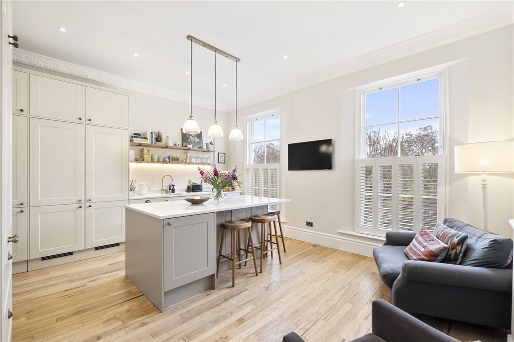 Property photo 3 of 19 Kitchen