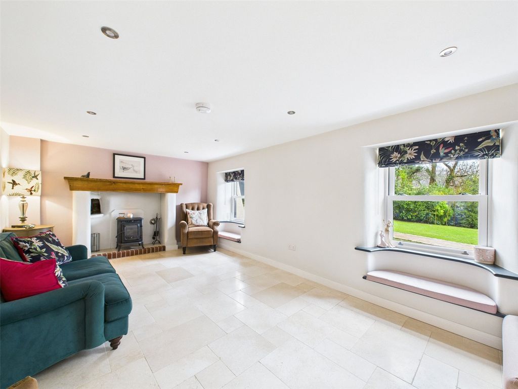 Property photo 3 of 22 Lounge