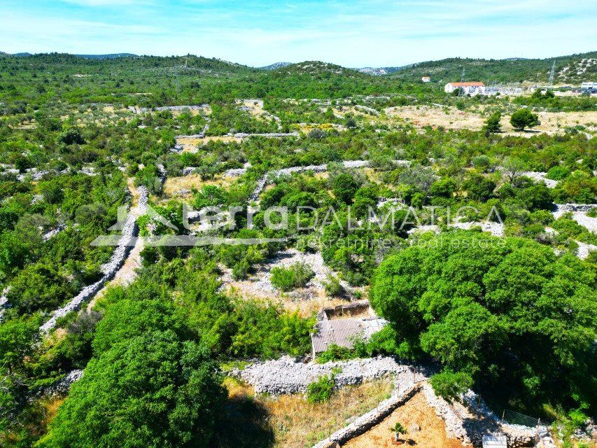 Property photo 1 of 4 Spacious 2,700 m² Land With Building Land Near Tisno