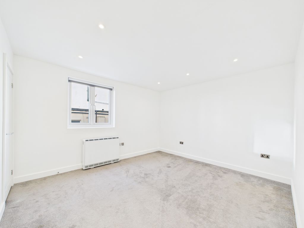 Property photo 3 of 6 Cam04693G0-Pr0084-Still012