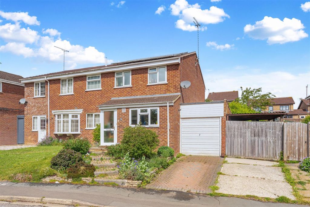 Property photo 1 of 11 9 Hillside Close, Banbury-1.Jpg