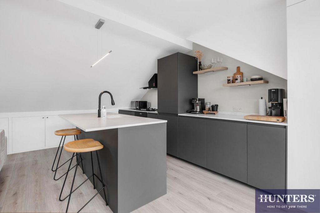 Property photo 3 of 11 Kitchen