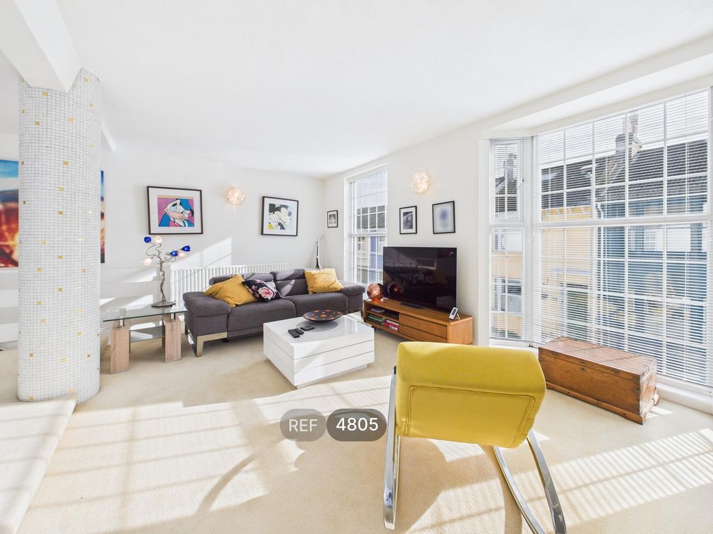 Property photo 2 of 21 Living Room