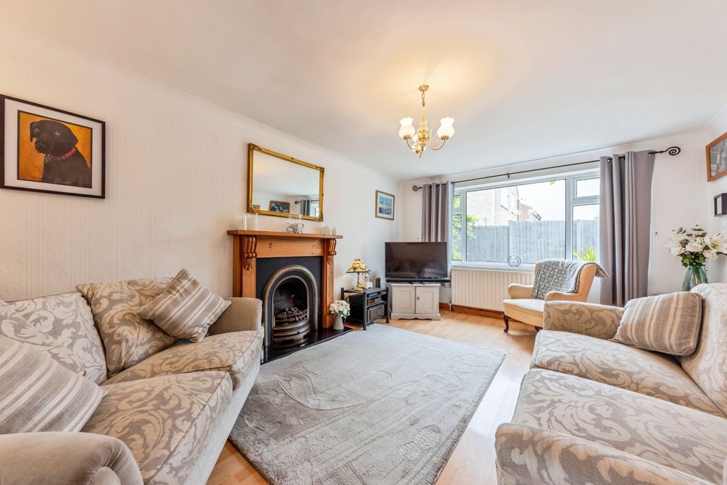 Property photo 3 of 20 14_Meadowdale_Crescent-16