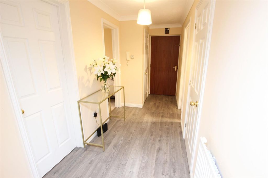 Property photo 2 of 11 Entrance Hall