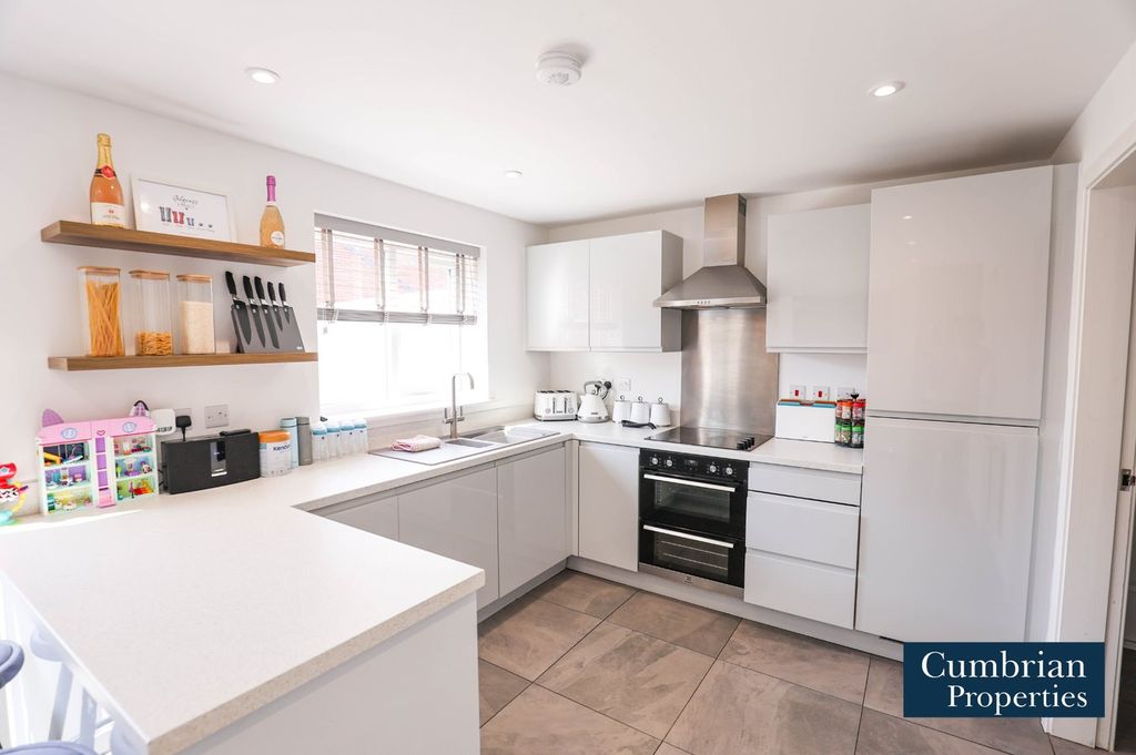 Property photo 2 of 18 Dining Kitchen