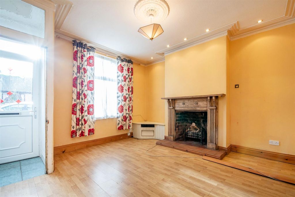 Property photo 2 of 16 Lounge