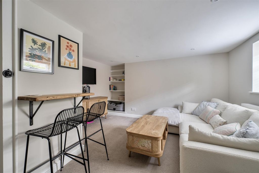 Property photo 3 of 15 1439630-15-69Dcec09315A6.Jpg