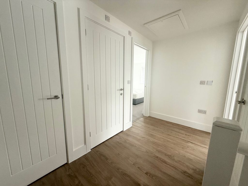 Property photo 2 of 7 Hallway
