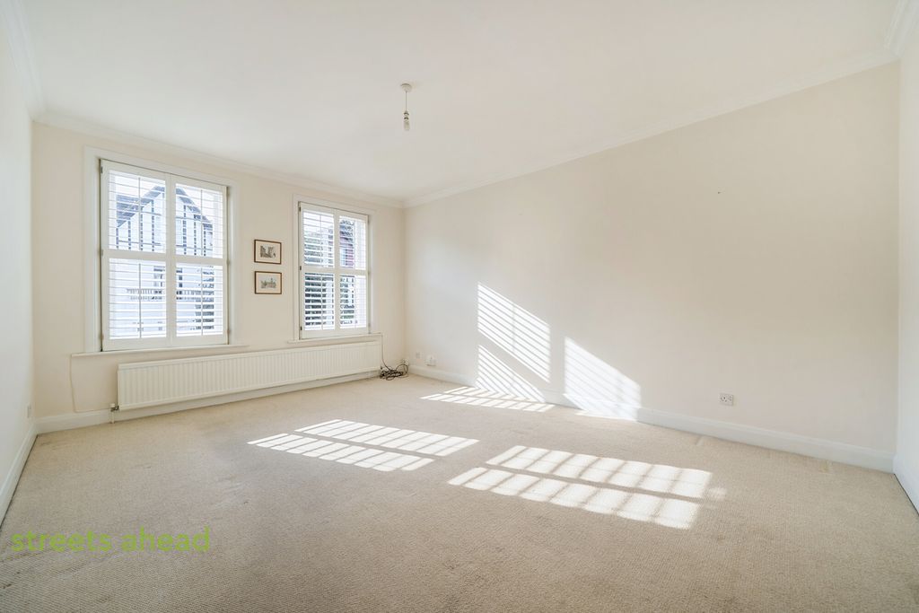 Property photo 3 of 12 4A1654B6-Effe-431...