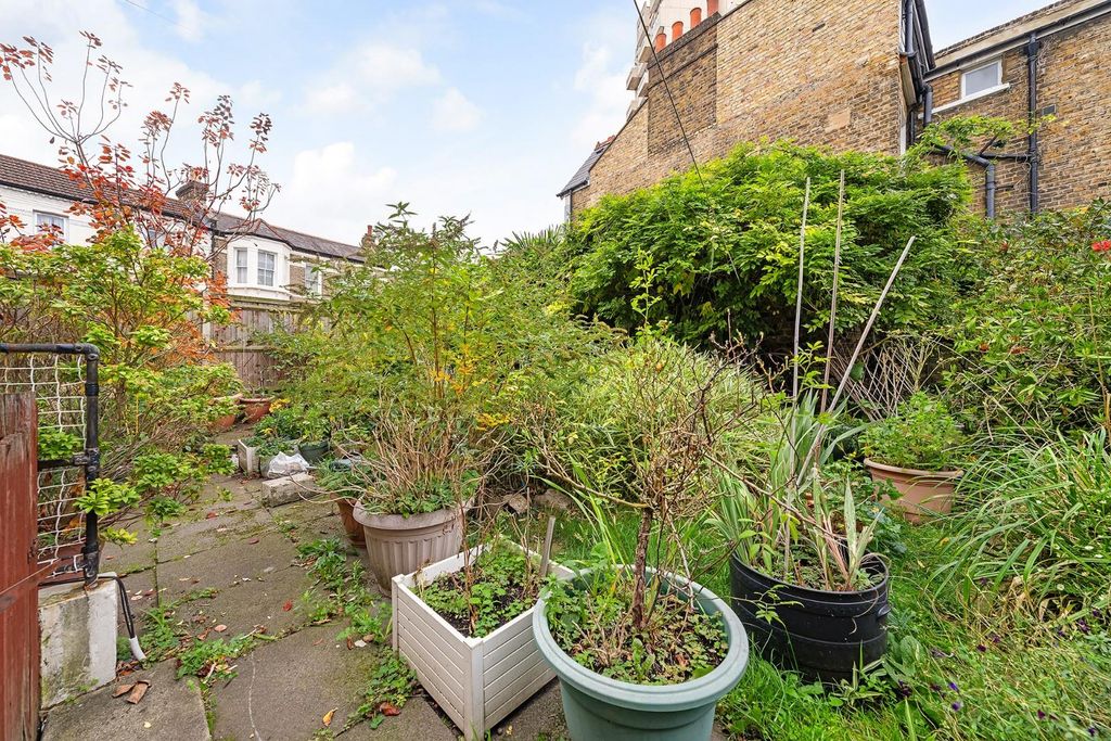 Property photo 2 of 17 Garden (2).Jpg