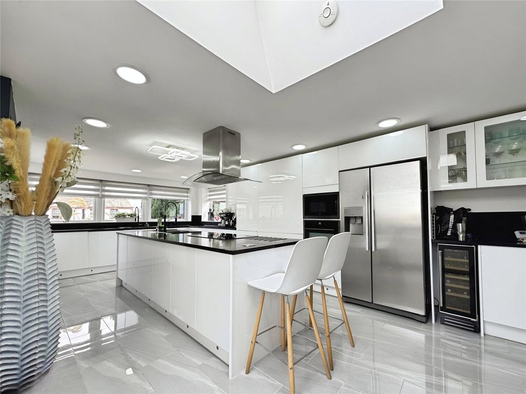 Property photo 3 of 19 Kitchen