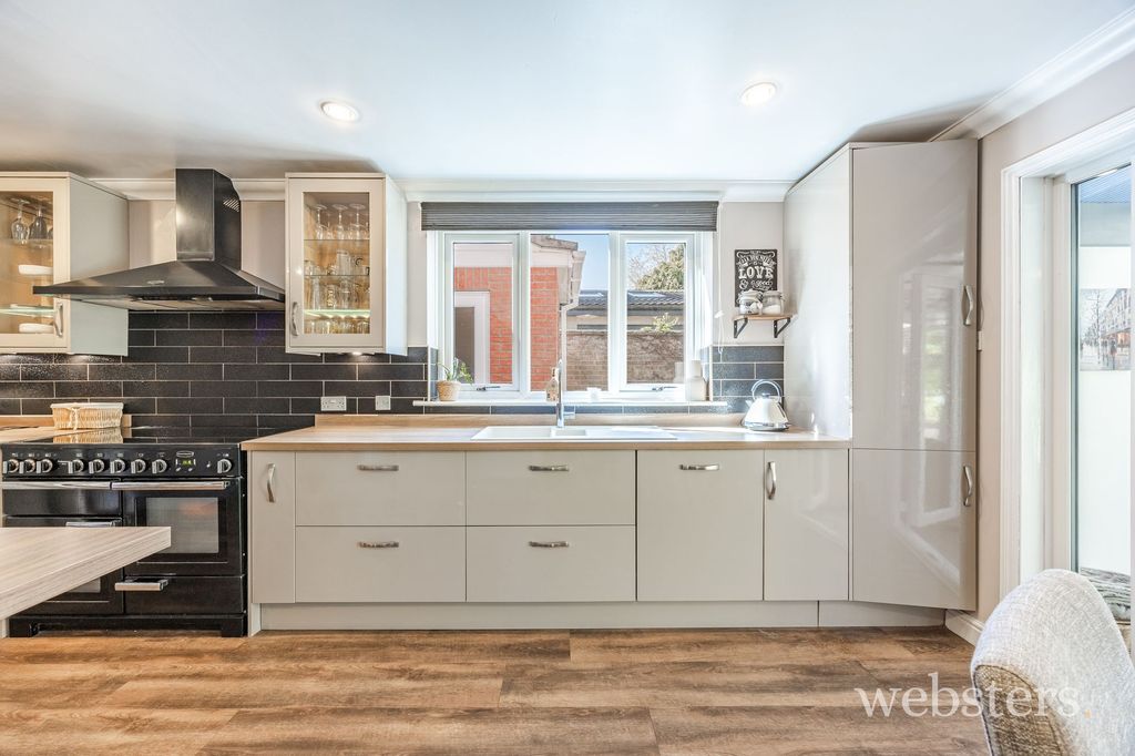 Property photo 3 of 34