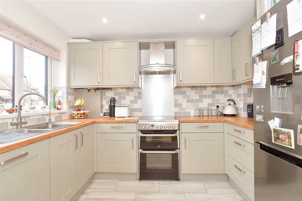 Property photo 2 of 11 Kitchen