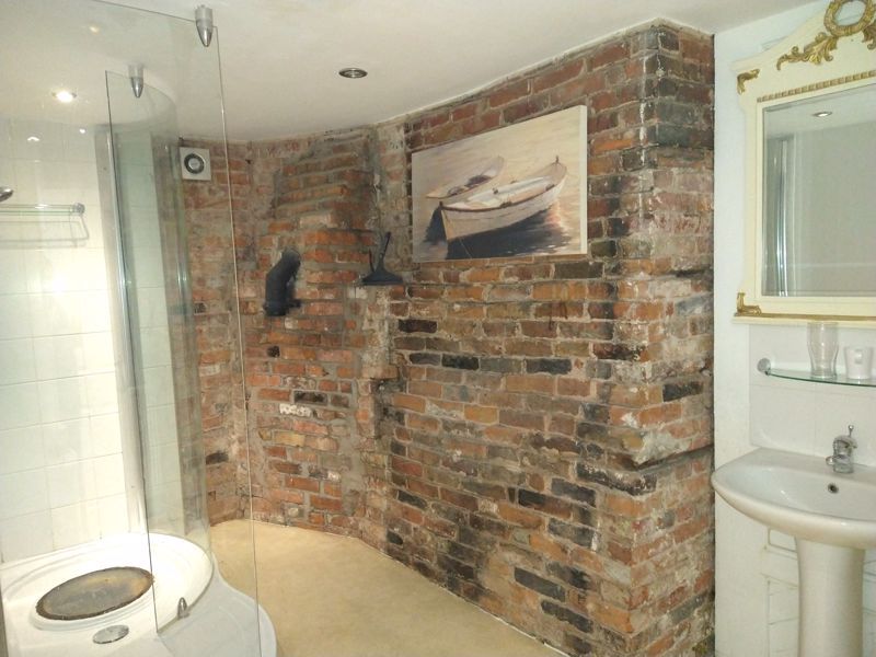 Property photo 3 of 13 En-Suite Bathroom