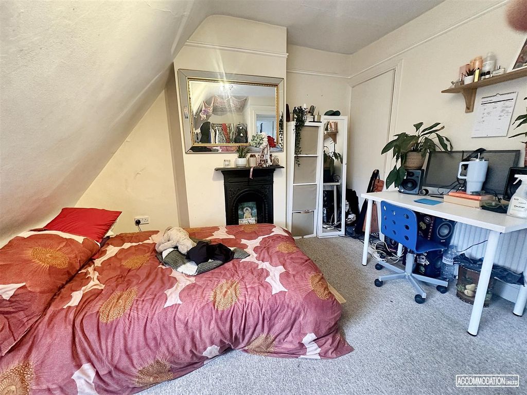 Property photo 3 of 9 Charming Bedroom With Study Desk And Fireplace...