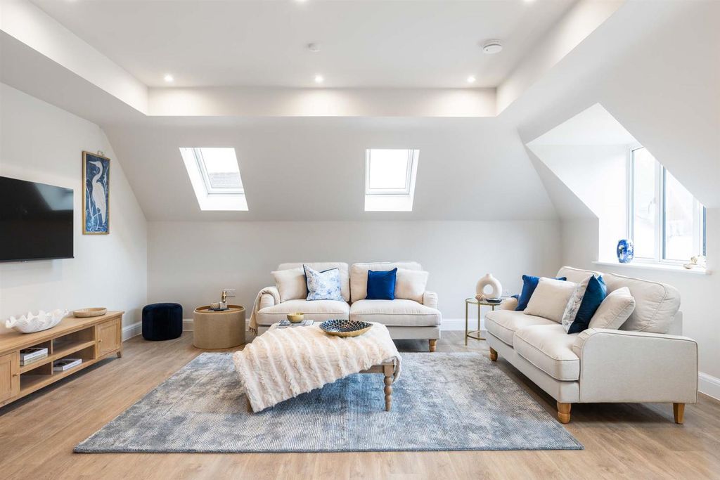 Property photo 3 of 14 7 Mclaren Court, 1 Cobham Road, Kt22 9Au-18.Jpg