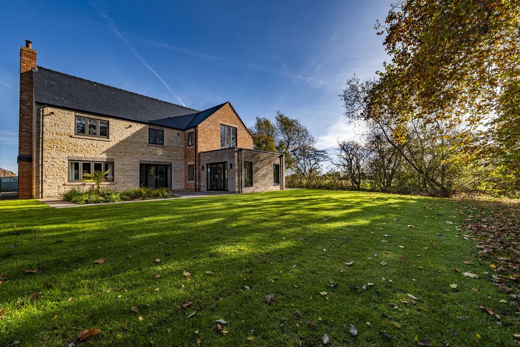 Property photo 2 of 33