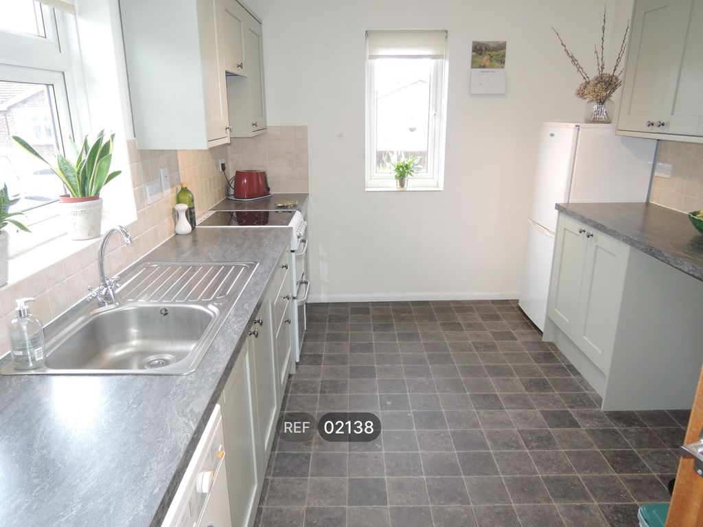 Property photo 3 of 8 Kitchen