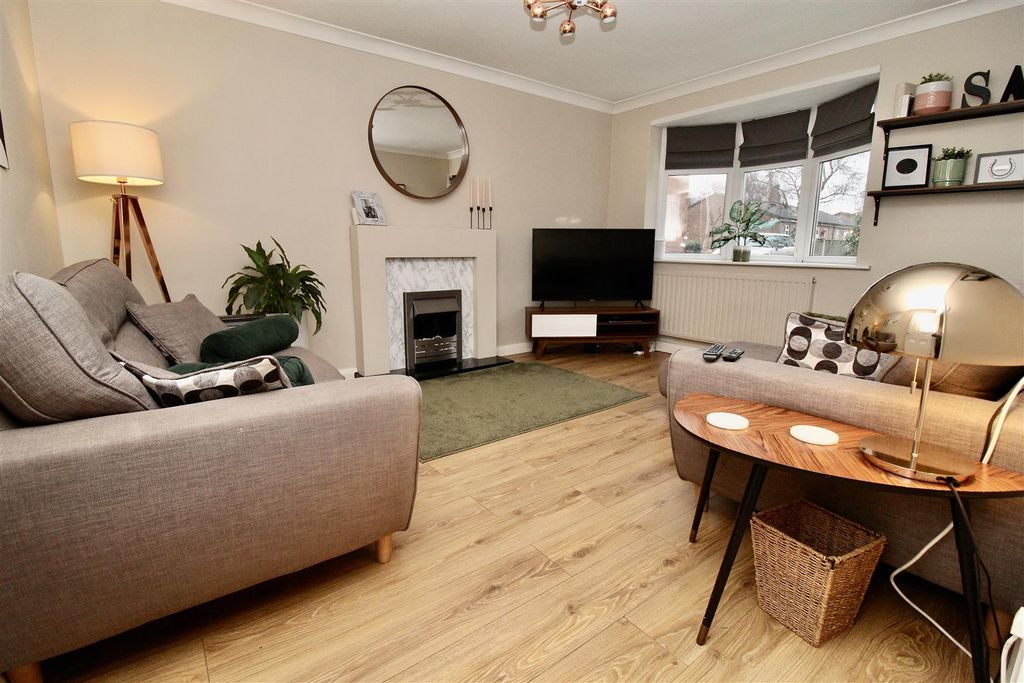 Property photo 3 of 23 Lounge