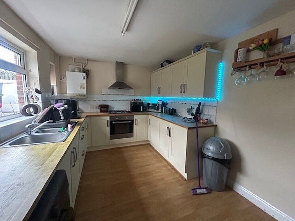 Property photo 2 of 9 Kitchen