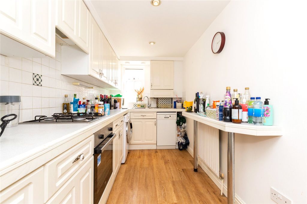 Property photo 3 of 11 Kitchen