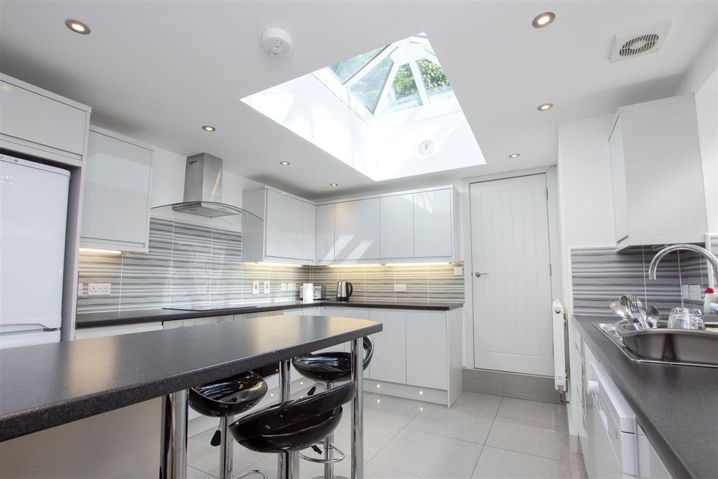 Property photo 2 of 13 Approach