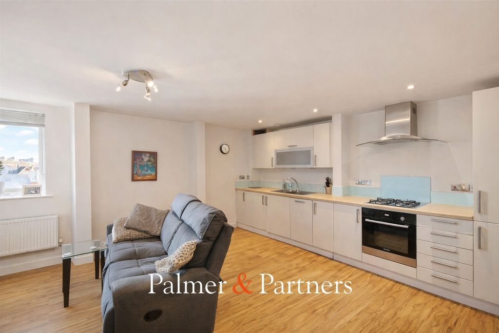 Property photo 3 of 6 Picture No. 12