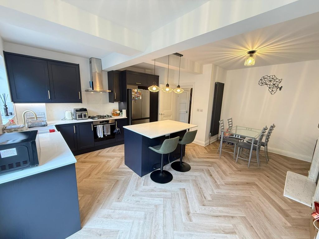 Property photo 1 of 11 Kitchen