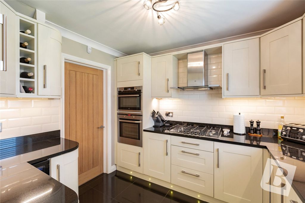 Property photo 3 of 25 Kitchen