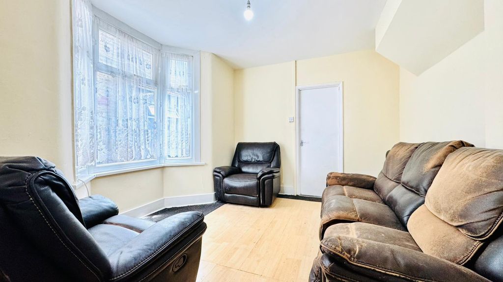 Property photo 3 of 6