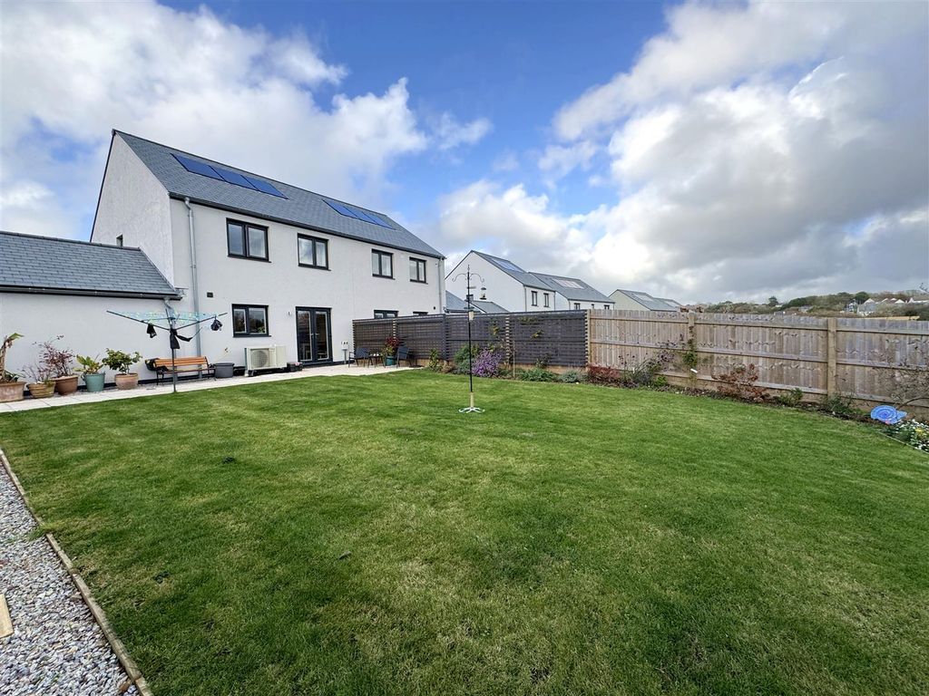 Property photo 3 of 18 Gardens