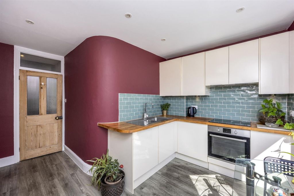 Property photo 2 of 15 Portland Road 22, Top Floor Flat-003.Jpg