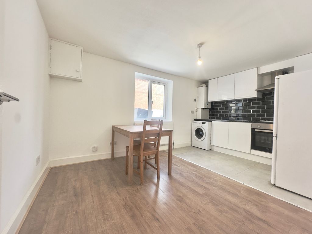 Property photo 1 of 6 2 Bed-Flat To Be Let In Tooting