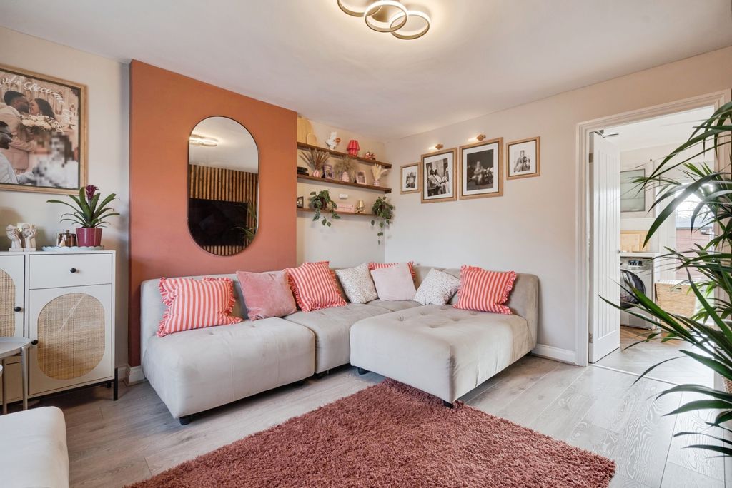 Property photo 3 of 18 Pbox-Img.Jpg