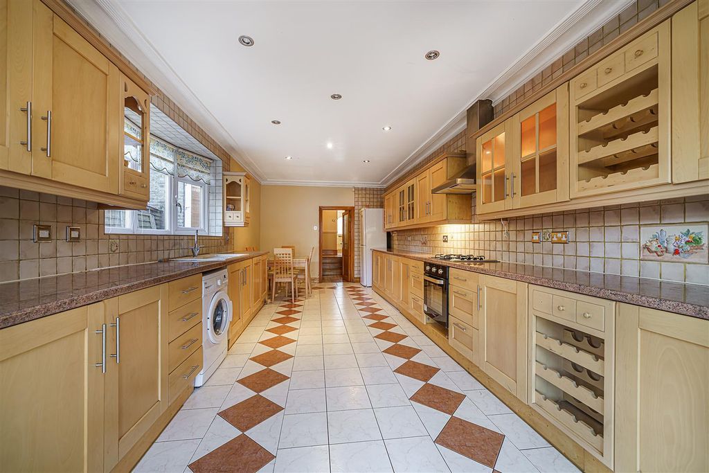 Property photo 1 of 13 6 Harpenden Road-11.Jpg