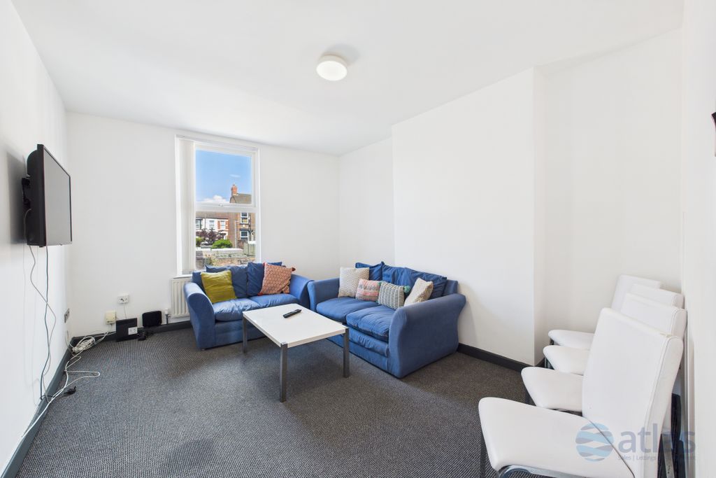 Property photo 3 of 13 Lounge