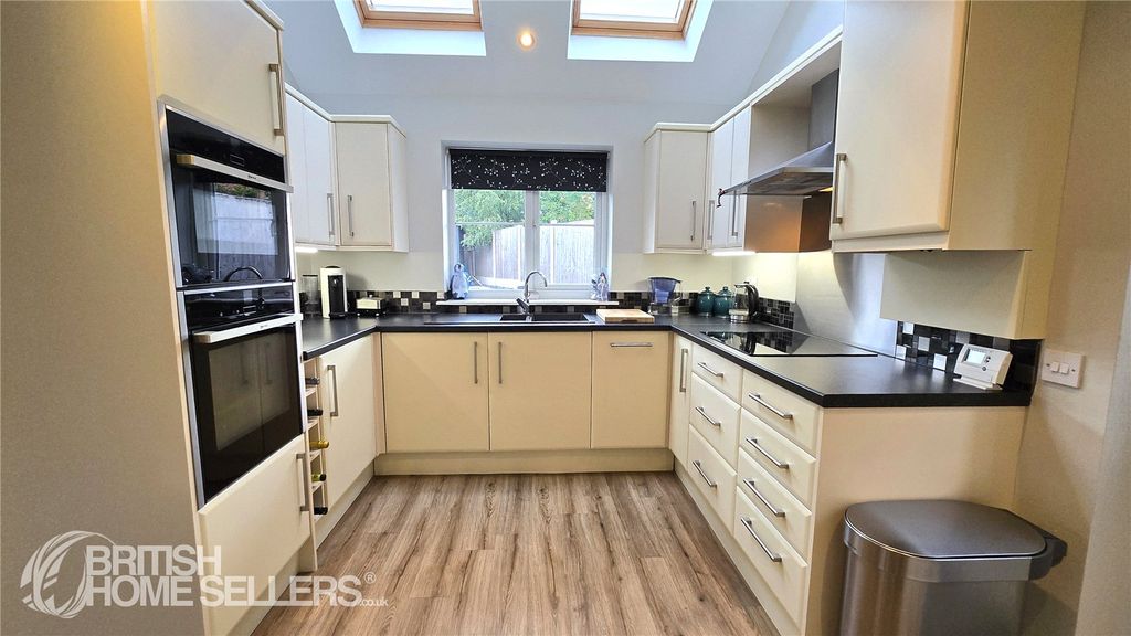 Property photo 2 of 16 Picture No. 11