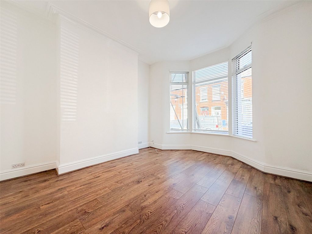 Property photo 3 of 11 Lounge