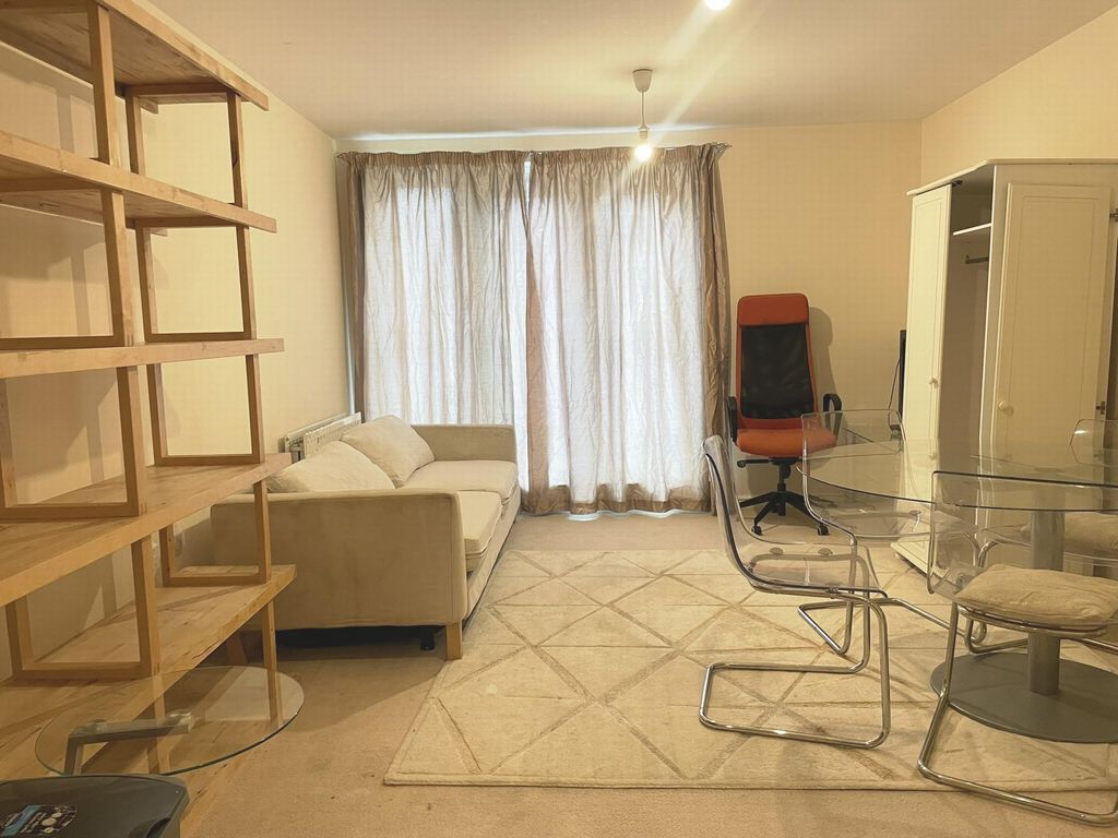 Property photo 3 of 7 Lounge