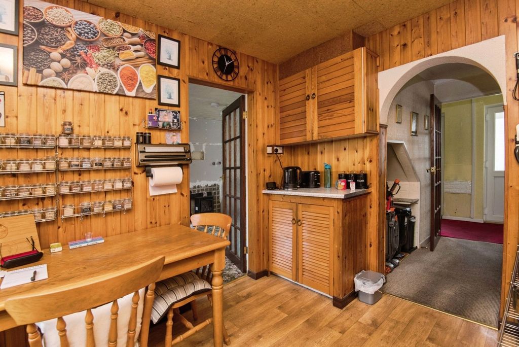 Property photo 3 of 10 Kitchen