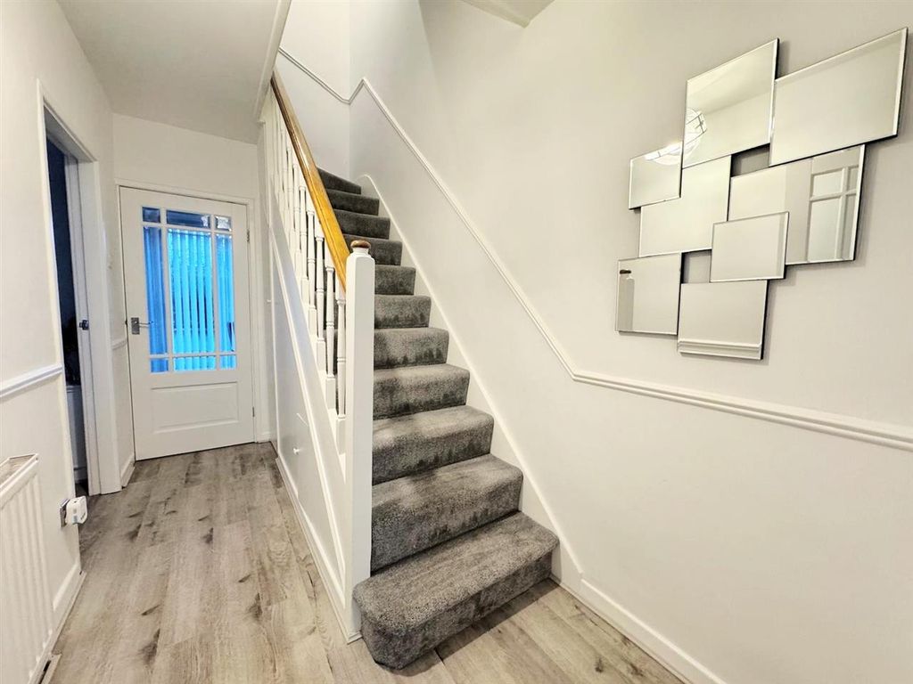 Property photo 2 of 14 Entrance Hall