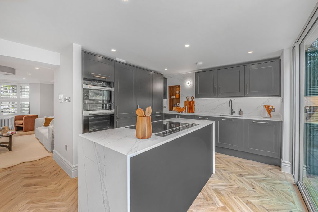 Property photo 2 of 28