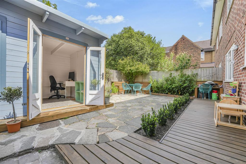 Property photo 2 of 13 Garden