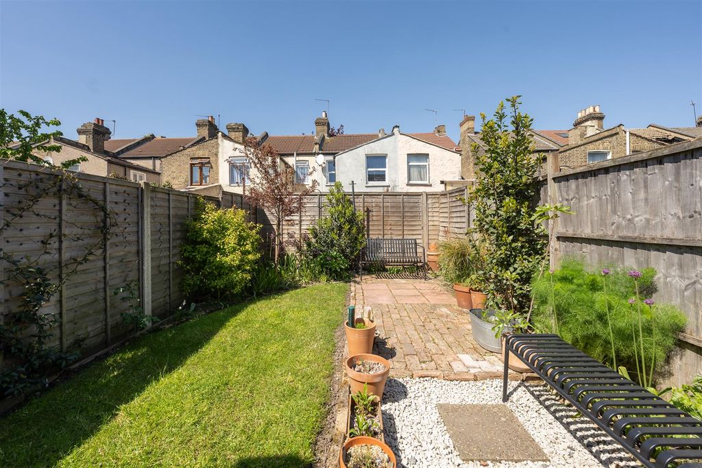 Property photo 3 of 36 Kingsland Road, E13