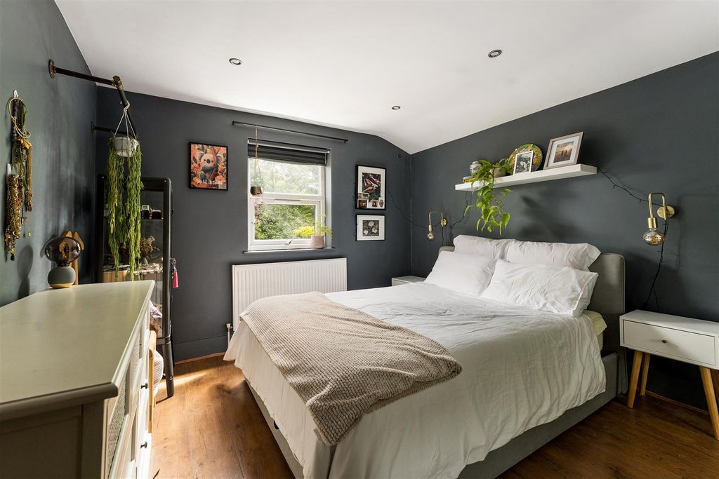 Property photo 3 of 24 Carisbrooke Road, E17